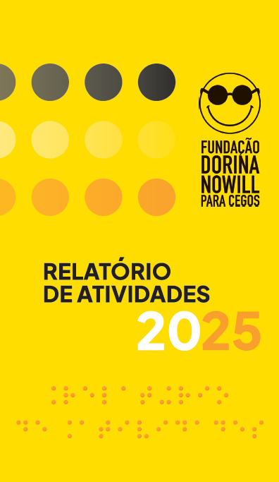 Imagem: Capa. Ao centro, o título: RELATÓRIO DE ATIVIDADES, 2025. Na parte superior direita, o logotipo da FUNDAÇÃO DORINA NOWILL PARA CEGOS, composto por um rosto amarelo sorridente que usa óculos escuros e, abaixo, o nome em letras maiúsculas pretas. À esquerda, três fileiras de círculos pretos, amarelos e laranja. Na parte inferior, em laranja, está escrito ‘Relatório de atividades’ em braille. O fundo é amarelo. Fim da imagem.