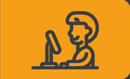 Imagem: Ilustração. Silhueta do torso de uma pessoa sentada em frente a um computador. Fim da imagem.