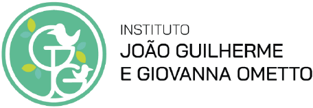Logotipo do Instituto JOÃO GUILHERME E GIOVANNA OMETTO, composto pela ilustração de um círculo verde com as iniciais G, J, G e a silhueta de dois pássaros e de folhas. Ao lado, o nome em letras maiúsculas pretas.