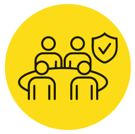 Imagem: Ilustração. Silhueta de quatro pessoas sentadas ao redor de uma mesa oval. Ao lado de uma delas, há um escudo com um sinal de verificado dentro. Fim da imagem.