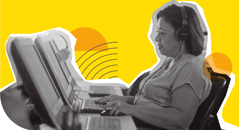 image: Photomontage. Black and white photograph highlighting the torso of Fábia Mistreta, a woman with straight, short hair, wearing headphones and a striped shirt. She is sitting in front of a computer, typing on a keyboard with one hand and holding a mouse with the other. In the background, there is an illustration of a yellow circle and curved black lines that form a semicircle. end of image.