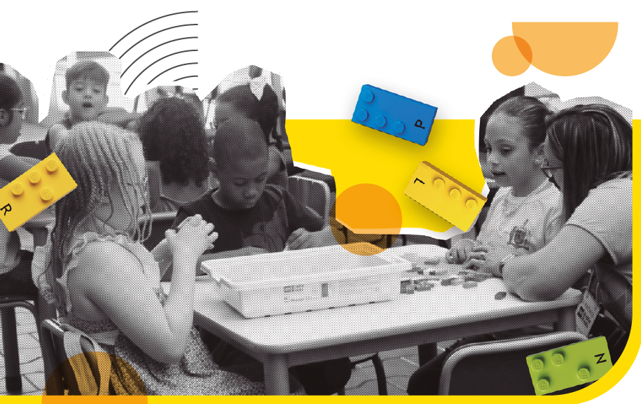 image: Photomontage. Black and white photograph, children sitting around a rectangular table with building blocks on it. Next to one of the children is a woman with straight hair, wearing glasses, a blouse, and a badge hanging around her neck. Around them, in the air, are colorful building blocks. In the background, there is an illustration of a yellow circle and curved black lines forming a semicircle. end of image.