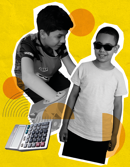 image: Photomontage. Black and white photograph, on the left, a boy with short hair, wearing a sports shirt and shorts. He has one hand inside the hole of a box. On the right, a boy with short hair, wearing sunglasses, a shirt, and shorts. He is smiling. In the lower left corner, there is a calculator. In the background, there is an illustration of a yellow circle and black curved lines forming a semicircle. end of image.
