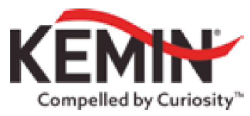 <span class="data-pt-BR" lang="pt-BR">Imagem: Logotipo da Kemin compôosto pelo nome em letras maiúsculas pretas com uma curva vermelha entre as letras. Na parte inferior, o texto </span><span xml:lang="en-US" lang="en-US" class="data-en-US">“Compelled by Curiosity”.</span><span class="data-pt-BR" lang="pt-BR"> Fim da imagem.</span>