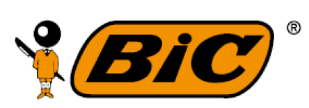 Imagem: Logotipo da Bic compôosto pelo nome em letras maiúsculas pretas dentro de um retângulo laranja; à esquerda, ilustração de um boneco com cabeça de esfera cinza e roupa amarela, ele segura uma caneta atrás do corpo. Fim da imagem.