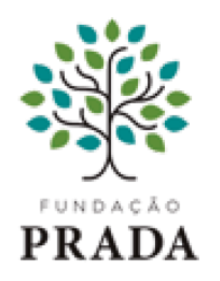 Imagem: Logotipo da Fundação Prada compôosto pelo nome em letras maiúsculas pretas e, acima, a ilustração de uma árvore com folhas verdes e azuis. Fim da imagem.