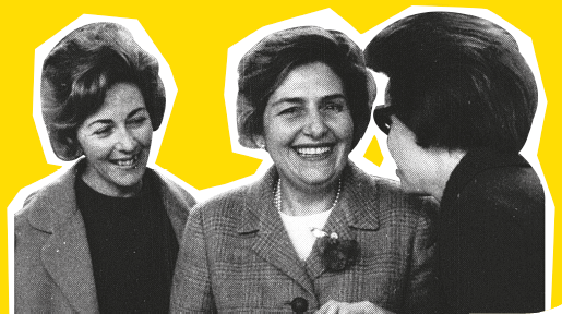 Imagem: Fotografia em preto e branco. Três mulheres com cabelos curtos e escuros, sorriem. À esquerda, uma mulher usa casaco claro e blusa escura; ao centro, Dorina Nowill, usa casaco xadrez com broche de flor presa à lapela, blusa clara e colar de pérolas. À direita, uma mulher de perfil, usa óculos escuros e casaco escuro. Fim da imagem.