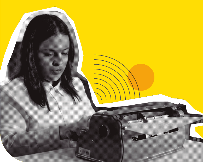 Imagem: Fotomontagem. Fotografia em preto e branco, destaque para o torso de uma mulher com cabêelos lisos na altura dos ombros, usa camisa clara e está com as mãos sobre o teclado de uma máquina braille. Ao fundo, há uma ilustração de um círculo amarelo e linhas curvas em preto que formam um semicírculo. Fim da imagem.