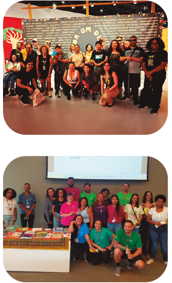 Imagem: Fotografias. Na parte superior, grupo de pessoas reunidas à frente de um painel preto com palavras miúdas. Algumas pessoas usam blusa preta com o logotipo da Fundação Dorina Nowill, há uma pessoa em uma cadeira de rodas e outras seguram bengalas longas. Na parte inferior, grupo de pessoas reunidas à frente de uma tela branca projetada na parede. A maioria das pessoas usam crachá pendurado no pescoço e o grupo está ao lado de uma mesa retangular coberta por tecido colorido, há livros sobre a mesa. Fim da imagem.