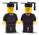 Imagem: Fotografia. Dois bonecos de brinquedo de montar, ambos usam roupas pretas e chapéus de formatura com borlas pretas. Fim da imagem.
