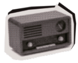 Imagem: Fotografia em preto e branco. Rádio antigo com formato retangular. Na parte frontal, há uma saída de som à esquerda e dois botões circulares na parte inferior. Um botão maior está localizado no canto superior direito. Fim da imagem.
