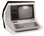 Imagem: Fotografia em preto e branco. Computador antigo com monitor de tubo e teclado embutido. À esquerda, há uma entrada de disquete.  Fim da imagem.
