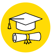 Imagem: Ilustração. Um chapéu de formatura acima de um diploma enrolado com uma fita amarela. Fim da imagem.