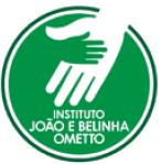 Imagem: Logotipo do Instituto João e Belinha Ometto composto pelo nome em letras maiúsculas brancas dentro de um círculo verde. Acima, há a ilustração de duas mãos, uma mão pequena sobre uma mão grande. Fim da imagem.