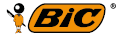 Imagem: Logotipo da Bic composto pelo nome em letras maiúsculas pretas dentro de um retângulo laranja; à esquerda, ilustração de um boneco com cabeça de esfera cinza e roupa amarela, ele segura uma caneta atrás do corpo. Fim da imagem.