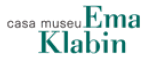 Imagem: Logotipo da Casa Museu Ema Klabin composto pelo nome em letras cinzas e verdes. Fim da imagem.