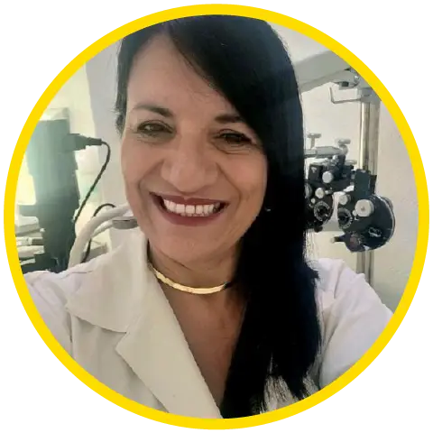 Foto de rosto da professora Eliana Cunha. Ela é branca, tem cabelos pretos compridos, usa um colar dourado e está sorrindo