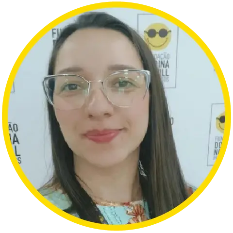 Foto de rosto da professora Bianca Chaló. Ela é branca, tem cabelos longos, castanhos e usa óculos