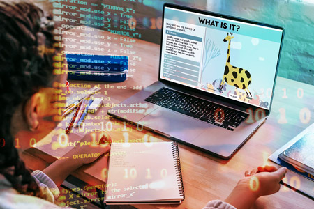 Foto de uma menina em uma mesa com um notebook a frente. A menina está à esquerda, de perfil e usa tranças. À direita, o notebook está aberto e na tela, há um livro digital, com texto e o desenho de uma girafa. Há também um caderno aberto, canetas e livros na mesa. Sobre a menina, em marca d’água, há códigos digitais de HTML. Fim da descrição.