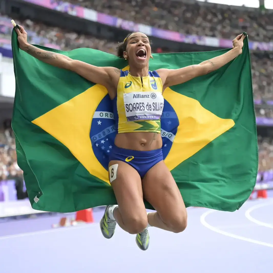 Rayane Soares comemora sua medalha de ouro nos 400m na classe T13 nos Jogos de Paris I Douglas Magno/CPB