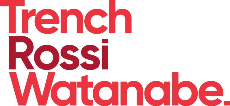 A imagem mostra as palavras Trench Rossi Watanabe em negrito, texto vermelho, empilhadas verticalmente com cada palavra em uma linha separada.