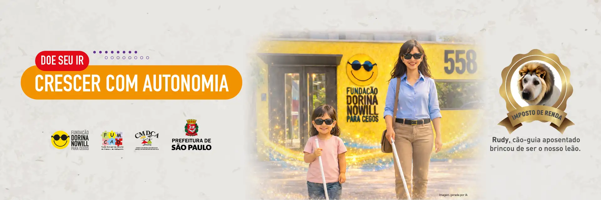 Uma mulher sorridente e uma jovem, ambas de óculos escuros, caminham de mãos dadas ao lado de um ônibus amarelo. O texto diz "Doe seu IR: Crescer com autonomia". Um crachá com o rosto de um cão indica um cão guia aposentado. Os logotipos são exibidos na parte inferior.