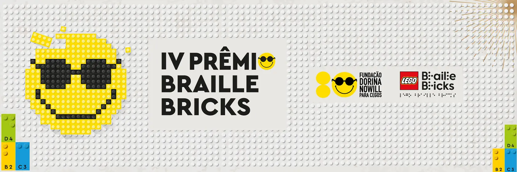 Fundo branco com um grande rosto sorridente amarelo usando óculos escuros feitos de tijolos no estilo LEGO. O texto diz IV Prêmio Braille Bricks. Os logotipos da Fundação Dorina Nowill e da LEGO Braille Bricks estão à direita.